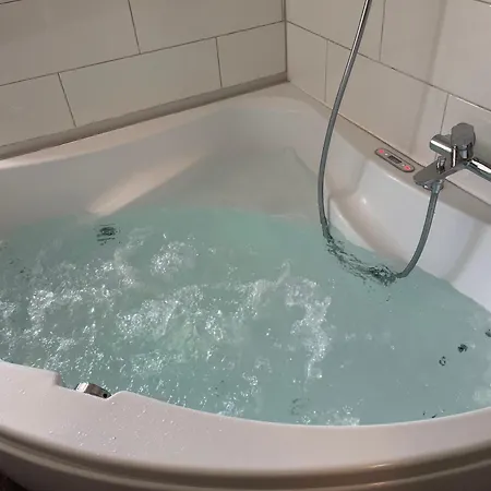Apartment Grosse Neue In Mit Whirlpool